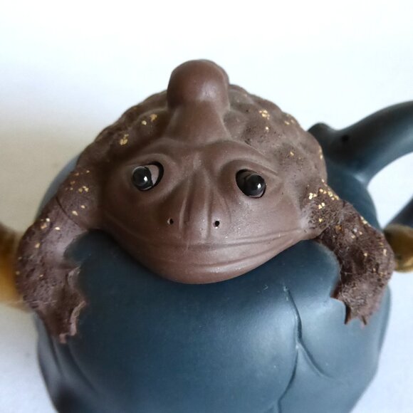 VINTAGE NEW TRADITIONAL CHINESE YIXING ZISHA TOAD FROG HANDMADE CLAY TEAPOT - Picture 8 of 16